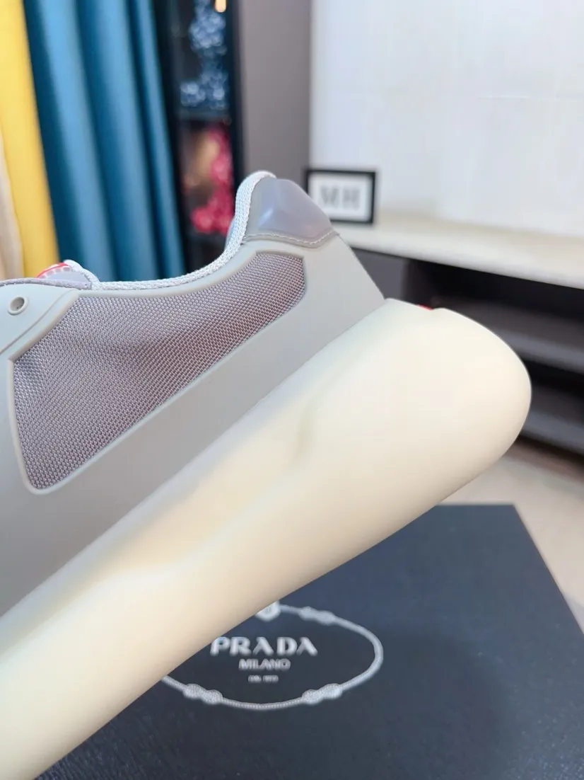 The ex-factory price is 680🌹🌹The high-quality new Prada (Prada) counters are launched simultaneously. The new men's shoes and 😘fabrics are selected from imported mesh and glue-spraying technology. Imported cowhide lining. 👍🏿High-end☄️Open-molded non-slip rubber outsole, exquisite lines, simple and elegant, comfortable and high-end for leisure travel. Code number: 38 to 44